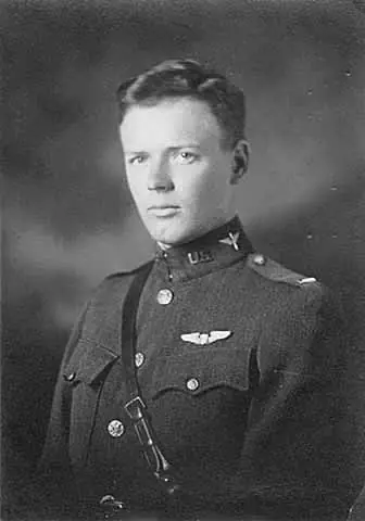 Charles Lindbergh landet in der Nähe von Paris — Paris, France