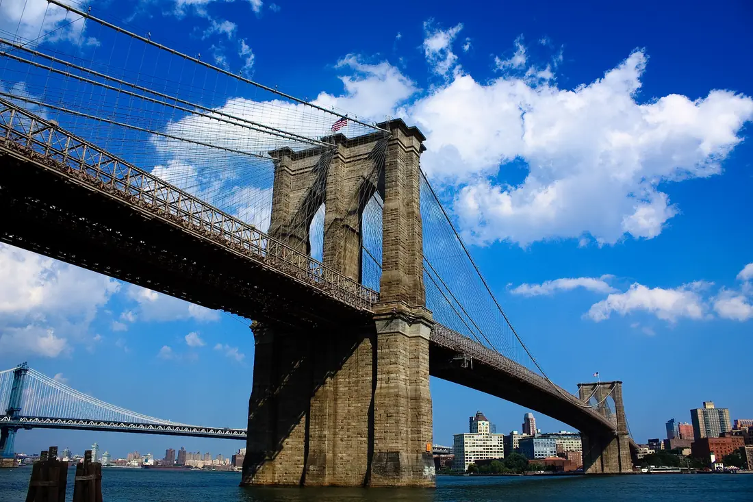 Eröffnung der Brooklyn Bridge — New York City, USA