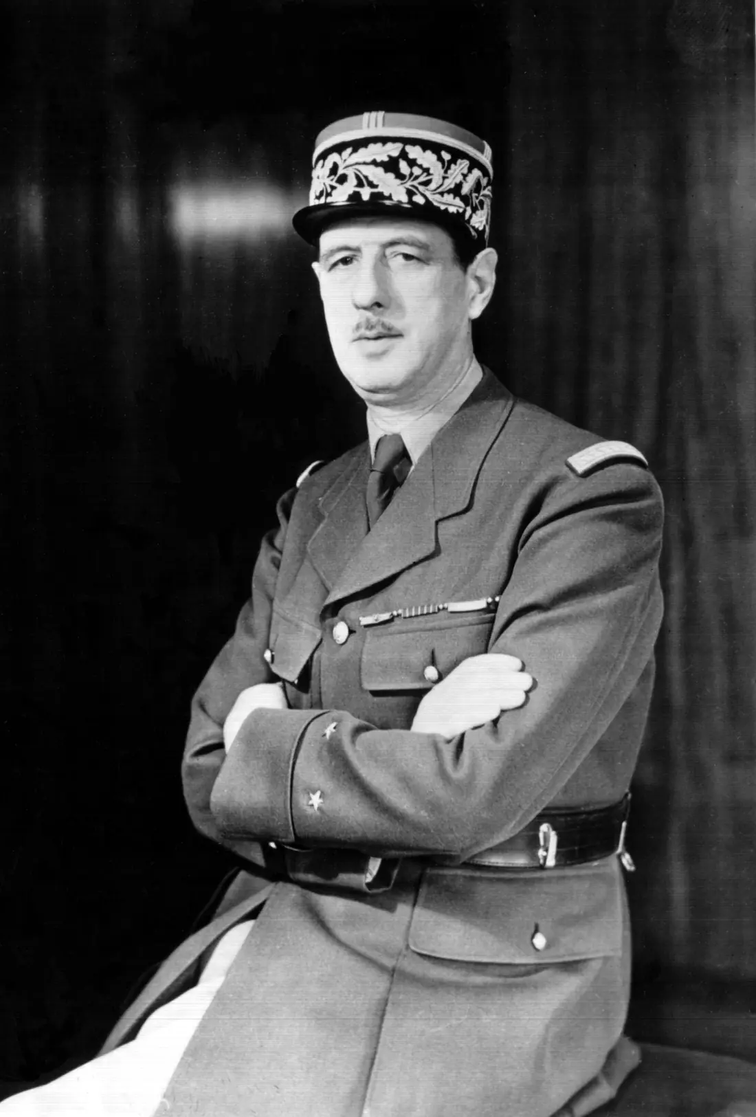 Charles de Gaulle conduce Franța — Paris, France